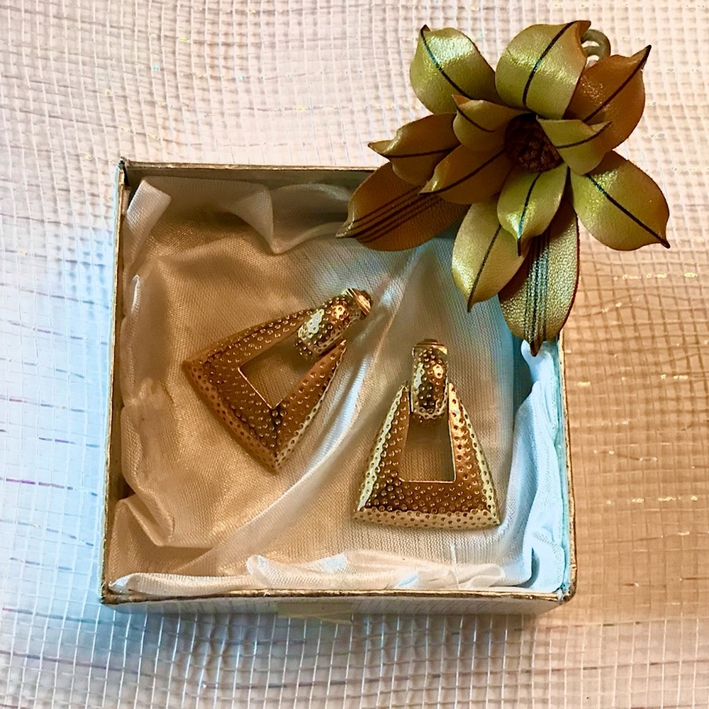 Vintage 1970’s accented gold earrings!